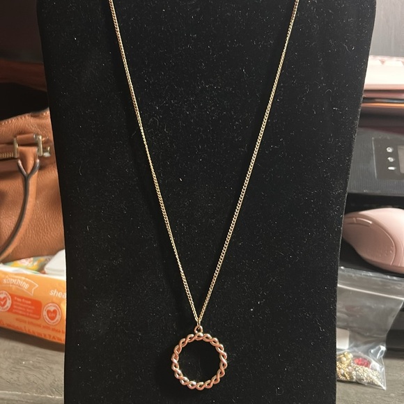 Elegant Gold Twisted Pendant Necklace - Picture 2 of 2